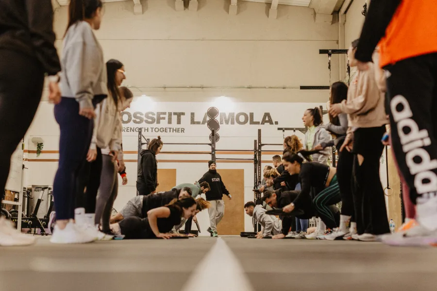 L'equip complet de CrossFit La Mola: coaches i atletes junts al box