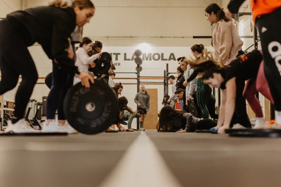 Atletes entrenant al box durant una classe de CrossFit