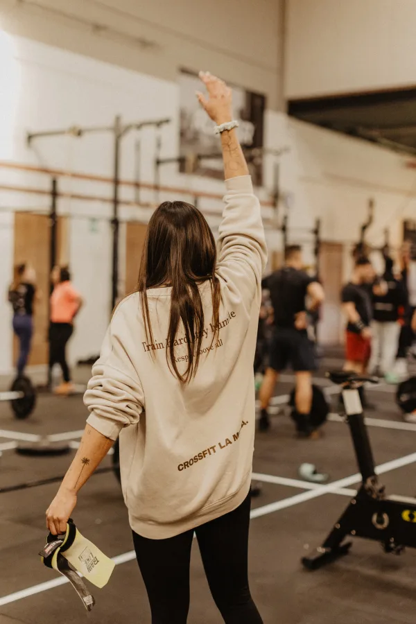 Atleta amb samarreta CrossFit La Mola durant classe